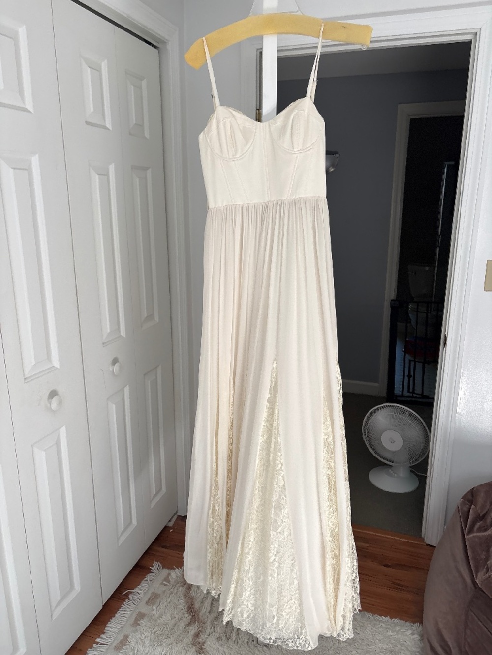 Elegant Cream Spaghetti-Strap Lace Evening Dress